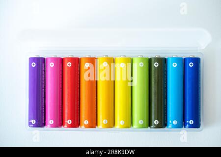 Neue farbenfrohe AAA-Batterie in Kunststoffbox, wiederaufladbarer Akkumulator, Zusammenstellung von Alkali-Mangan-Batterien Stockfoto