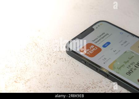 Danzig, Polen - März 2023 Temu App-Symbol auf dem Bildschirm des Mobiltelefons iPhone Apple. Temu Tochtergesellschaft der in China ansässigen E-Commerce-Plattform Pinduoduo. Online-Shopping Temu Website Stockfoto