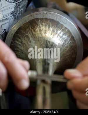 Rostock, Deutschland. 21. Juni 2023. Auf dem 19. Internationalen Workshop für die Trompetenherstellung im Handwerkertrainingscenter bauen die zehn Teilnehmer aus Deutschland, Spanien, Dänemark und den USA eine lange Trompete (ohne Löcher), die auf einem Original von Hans Hainlein aus dem Jahr 1632 unter fachkundiger Anleitung von Michael Münkwitz, Meisterhandwerker in der Herstellung von Metall- und Holzwindgeräten, innerhalb einer Woche. Münkwitzt hat in den letzten Jahren mehr als 850 Werkstattteilnehmer aus der ganzen Welt betreut. Kredit: Bernd Wüstneck/dpa/Alamy Live News Stockfoto