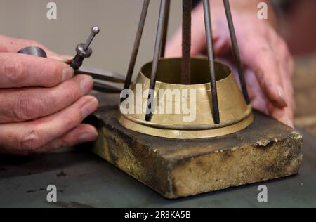 Rostock, Deutschland. 21. Juni 2023. Auf dem 19. Internationalen Workshop für die Trompetenherstellung im Handwerkertrainingscenter bauen die zehn Teilnehmer aus Deutschland, Spanien, Dänemark und den USA eine lange Trompete (ohne Löcher), die auf einem Original von Hans Hainlein aus dem Jahr 1632 unter fachkundiger Anleitung von Michael Münkwitz, Meisterhandwerker in der Herstellung von Metall- und Holzwindgeräten, innerhalb einer Woche. Münkwitzt hat in den letzten Jahren mehr als 850 Werkstattteilnehmer aus der ganzen Welt betreut. Kredit: Bernd Wüstneck/dpa/Alamy Live News Stockfoto