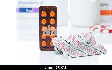 CHONBURI, THAILAND-29. APRIL 2023: Runde Prenarpil-Tabletten in Blisterpackungen. Clonazepam zur Behandlung von Krampfanfällen, Panikstörungen, Angststörungen. Stockfoto