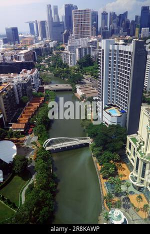Traditionelle Lagerhausgebäude im Herzen von Singapur neben dem Singapore River, vom 28. Stock des Hotels aus gesehen Stockfoto