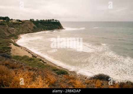 Blick auf die Klippen am Pazifischen Ozean am Pelican Cove in Ranchos Palos Verdes, Kalifornien. Hochwertiges Foto Stockfoto