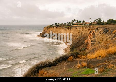 Blick auf die Klippen am Pazifischen Ozean am Pelican Cove in Ranchos Palos Verdes, Kalifornien. Hochwertiges Foto Stockfoto