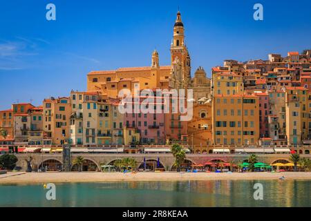 Blick auf die farbenfrohen Fassaden der Altstadt über dem Mittelmeer in Menton an der französischen Riviera, Frankreich an einem sonnigen Tag Stockfoto