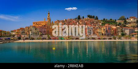 Blick auf die farbenfrohen Fassaden der Altstadt über dem Mittelmeer in Menton an der französischen Riviera, Südfrankreich an einem sonnigen Tag Stockfoto