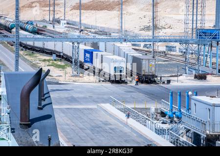 Kuryk, Kasachstan. 21. Juni 2023. Güterwagen mit Containern werden im Fährhafen Kuryk auf ein Fährschiff verladen und über das Kaspische Meer transportiert. Für den Güterverkehr zwischen Asien und Europa gewinnt der so genannte mittlere Korridor zunehmend an Bedeutung. Die Route verläuft durch Zentralasien und umgeht Russland im Norden und den Iran im Süden. Kredit: Jens Büttner/dpa/Alamy Live News Stockfoto