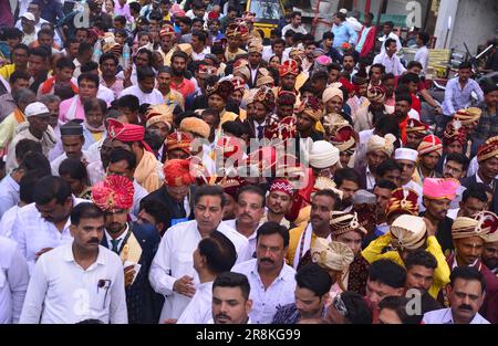 Indien, Madhya Pradesh, Jabalpur, Juni 22,2023 : Groom's während der Massenhochzeit, die unter Mukhyamantri Kanya Vivah Yojana am 22. Juni 2023 in Jabalpur organisiert wurde. Ehemaliger Staatspräsident der BJP Yuva Morcha und hochrangiger BJP-Führer Dhiraj Pateria sowie seine Arbeiter nahmen an diesem Programm Teil. Foto: Uma Shankar MISHRA Stockfoto