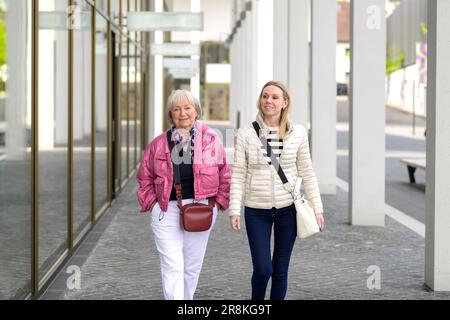 Mutter und Tochter gehen durch ein Einkaufszentrum Stockfoto