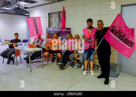 Marseille, Frankreich. 20. Juni 2023. Eine Gruppe von Reinigungskräften streikt von der Gewerkschaft Solidaire. Zehnter Tag des Streiks durch die Reinigungskräfte der Firma 'LASER PROPRETE', die nicht mehr die Mülleimer des Bahnhofs Saint Charles in Marseille oder die der U-Bahn-Stationen abholen. Die Forderungen beziehen sich auf Arbeitsbedingungen und ungerechtfertigte Gehaltsabzüge. Kredit: SOPA Images Limited/Alamy Live News Stockfoto