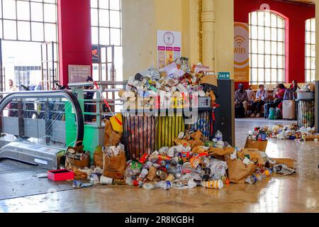 Marseille, Frankreich. 20. Juni 2023. Blick auf die überlaufenden Abfalleimer auf dem Boden inmitten der Reisenden am Bahnhof Saint-Charles in Marseille während des Streiks der Reinigungskräfte. Zehnter Tag des Streiks durch die Reinigungskräfte der Firma 'LASER PROPRETE', die nicht mehr die Mülleimer des Bahnhofs Saint Charles in Marseille oder die der U-Bahn-Stationen abholen. Die Forderungen beziehen sich auf Arbeitsbedingungen und ungerechtfertigte Gehaltsabzüge. Kredit: SOPA Images Limited/Alamy Live News Stockfoto