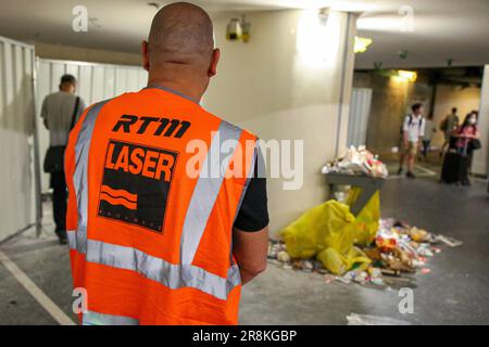 Marseille, Frankreich. 20. Juni 2023. Blick auf einen streikenden Mitarbeiter der Reinigungsfirma "LASER PROPRETE" an einer Marseille Metrostation während des Reinigungsstreiks. Zehnter Tag des Streiks durch die Reinigungskräfte der Firma 'LASER PROPRETE', die nicht mehr die Mülleimer des Bahnhofs Saint Charles in Marseille oder die der U-Bahn-Stationen abholen. Die Forderungen beziehen sich auf Arbeitsbedingungen und ungerechtfertigte Gehaltsabzüge. Kredit: SOPA Images Limited/Alamy Live News Stockfoto