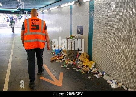 Marseille, Frankreich. 20. Juni 2023. Blick auf einen streikenden Mitarbeiter der Reinigungsfirma "LASER PROPRETE" an einer Marseille Metrostation während des Reinigungsstreiks. Zehnter Tag des Streiks durch die Reinigungskräfte der Firma 'LASER PROPRETE', die nicht mehr die Mülleimer des Bahnhofs Saint Charles in Marseille oder die der U-Bahn-Stationen abholen. Die Forderungen beziehen sich auf Arbeitsbedingungen und ungerechtfertigte Gehaltsabzüge. Kredit: SOPA Images Limited/Alamy Live News Stockfoto