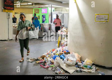 Marseille, Frankreich. 20. Juni 2023. Blick auf die überlaufenden Abfalleimer auf dem Boden inmitten der Reisenden an einer Metrostation in Marseille während des Streiks der Reinigungskräfte. Zehnter Tag des Streiks durch die Reinigungskräfte der Firma 'LASER PROPRETE', die nicht mehr die Mülleimer des Bahnhofs Saint Charles in Marseille oder die der U-Bahn-Stationen abholen. Die Forderungen beziehen sich auf Arbeitsbedingungen und ungerechtfertigte Gehaltsabzüge. Kredit: SOPA Images Limited/Alamy Live News Stockfoto