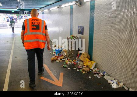 Marseille, Frankreich. 20. Juni 2023. Blick auf einen streikenden Mitarbeiter der Reinigungsfirma "LASER PROPRETE" an einer Marseille Metrostation während des Reinigungsstreiks. Zehnter Tag des Streiks durch die Reinigungskräfte der Firma 'LASER PROPRETE', die nicht mehr die Mülleimer des Bahnhofs Saint Charles in Marseille oder die der U-Bahn-Stationen abholen. Die Forderungen beziehen sich auf Arbeitsbedingungen und ungerechtfertigte Gehaltsabzüge. (Foto: Denis Thaust/SOPA Images/Sipa USA) Guthaben: SIPA USA/Alamy Live News Stockfoto