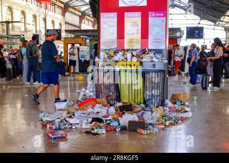 Marseille, Frankreich. 20. Juni 2023. Blick auf die überlaufenden Abfalleimer auf dem Boden inmitten der Reisenden am Bahnhof Saint-Charles in Marseille während des Streiks der Reinigungskräfte. Zehnter Tag des Streiks durch die Reinigungskräfte der Firma 'LASER PROPRETE', die nicht mehr die Mülleimer des Bahnhofs Saint Charles in Marseille oder die der U-Bahn-Stationen abholen. Die Forderungen beziehen sich auf Arbeitsbedingungen und ungerechtfertigte Gehaltsabzüge. (Foto: Denis Thaust/SOPA Images/Sipa USA) Guthaben: SIPA USA/Alamy Live News Stockfoto