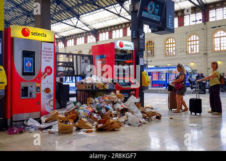 Marseille, Frankreich. 20. Juni 2023. Blick auf die überlaufenden Abfalleimer auf dem Boden inmitten der Reisenden am Bahnhof Saint-Charles in Marseille während des Streiks der Reinigungskräfte. Zehnter Tag des Streiks durch die Reinigungskräfte der Firma 'LASER PROPRETE', die nicht mehr die Mülleimer des Bahnhofs Saint Charles in Marseille oder die der U-Bahn-Stationen abholen. Die Forderungen beziehen sich auf Arbeitsbedingungen und ungerechtfertigte Gehaltsabzüge. (Foto: Denis Thaust/SOPA Images/Sipa USA) Guthaben: SIPA USA/Alamy Live News Stockfoto