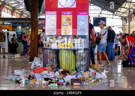 Marseille, Frankreich. 20. Juni 2023. Blick auf die überlaufenden Abfalleimer auf dem Boden inmitten der Reisenden am Bahnhof Saint-Charles in Marseille während des Streiks der Reinigungskräfte. Zehnter Tag des Streiks durch die Reinigungskräfte der Firma 'LASER PROPRETE', die nicht mehr die Mülleimer des Bahnhofs Saint Charles in Marseille oder die der U-Bahn-Stationen abholen. Die Forderungen beziehen sich auf Arbeitsbedingungen und ungerechtfertigte Gehaltsabzüge. (Foto: Denis Thaust/SOPA Images/Sipa USA) Guthaben: SIPA USA/Alamy Live News Stockfoto