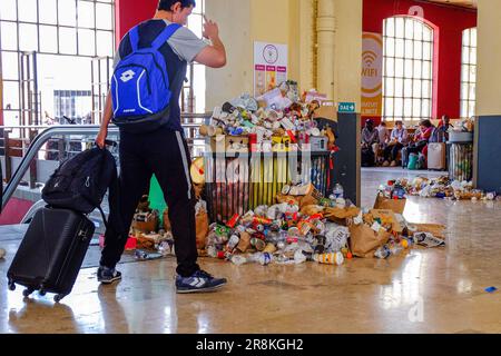 Marseille, Frankreich. 20. Juni 2023. Blick auf die überlaufenden Abfalleimer auf dem Boden inmitten der Reisenden am Bahnhof Saint-Charles in Marseille während des Streiks der Reinigungskräfte. Zehnter Tag des Streiks durch die Reinigungskräfte der Firma 'LASER PROPRETE', die nicht mehr die Mülleimer des Bahnhofs Saint Charles in Marseille oder die der U-Bahn-Stationen abholen. Die Forderungen beziehen sich auf Arbeitsbedingungen und ungerechtfertigte Gehaltsabzüge. (Foto: Denis Thaust/SOPA Images/Sipa USA) Guthaben: SIPA USA/Alamy Live News Stockfoto