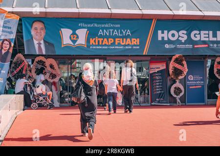 28. Oktober 2022: Antalya, Türkei: Eintritt zur türkischen Buchmesse und zum türkischen Festival. Literaturverkauf und Bildungskonzept Stockfoto