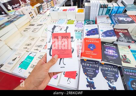 28. Oktober 2022: Antalya, Türkei: Menschen auf der türkischen Buchmesse und dem türkischen Festival. Literaturverkauf und Bildungskonzept Stockfoto