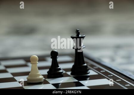 Schachfiguren auf dem Brett im Raum während Stockfoto