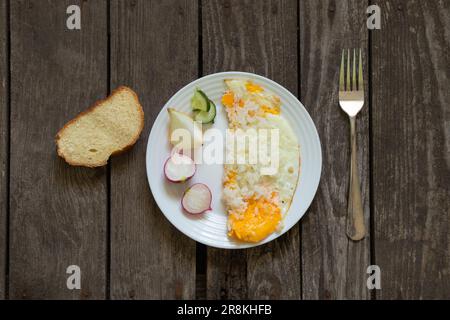 Spiegeleiersalat und Brot auf dem Tisch zum Frühstück Stockfoto