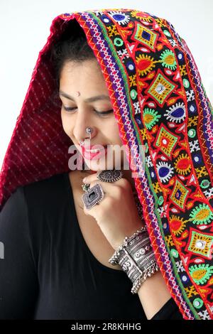 Indianerin-Porträt in traditioneller Kleidung. Er trägt ein rosa Dupatta mit Kanch Kuchhi-Arbeit, kachchi-Arbeitsgrenze und oxidierten Ornamenten Stockfoto