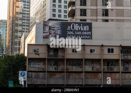 Seattle, USA. 21. Juni 2023. Westlake Graffiti bei einem Apartmenthaus. Die Polizei von Seattle weigerte sich, Seattles Graffiti-Gesetz zur Vernichtung von Eigentum, SMC 12A.080,020, nach einem US-amerikanischen Gesetz, zu verhaften und durchzusetzen Das Bezirksgericht erließ eine einstweilige Verfügung in Bezug auf das Gesetz, mit der Unklarheit angeführt wurde, die die Redefreiheit und die Androhung einer Zensur gefährdet. Dies folgt auf die hitzige Verhaftung von Demonstranten im Jahr 2021, die Kreide bei einem Protest gegen soziale Gerechtigkeit im Zentrum der Innenstadt benutzten. James Anderson/Alamy Live News Stockfoto