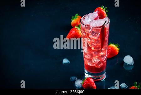 Rotes alkoholisches Cocktailgetränk mit Wodka, Grapefruitsaft, Erdbeeren, Zucker und heißem Chili-Pfeffer. Highball-Glas auf dunkelblauem Hintergrund Stockfoto