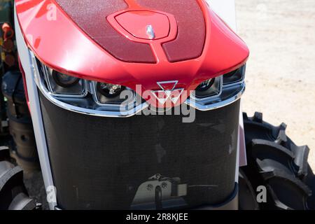 Bordeaux , Aquitaine Frankreich - 06 06 2023 : Massey Ferguson Tractor Logo Schriftzeichen auf modernem Flurförderzeug führende Marke für Landmaschinen Stockfoto