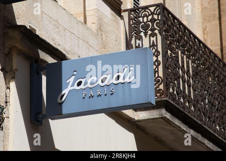 Bordeaux , Aquitaine Frankreich - 06 06 2023 : Jacadi Paris Shop Markenlogo und Textschilderkette an der Wand Fassade Bekleidungsgeschäft für Kinder Kinder Kinder Boutique Stockfoto