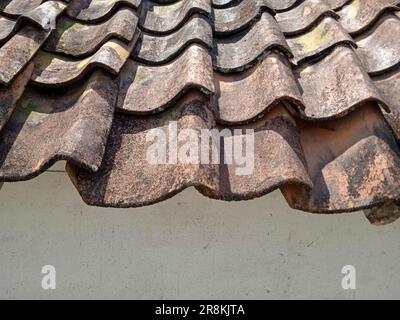 Die Anordnung von Tonziegeln, die seit langem auf dem Dach des Hauses installiert sind Stockfoto