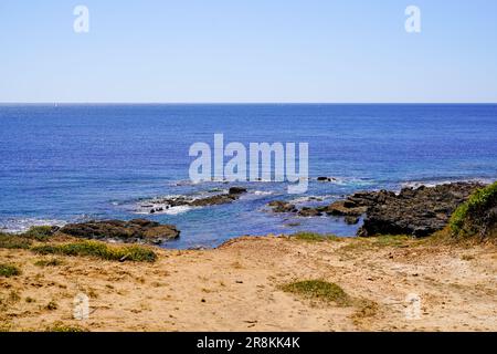 Zugang zur Sandküste Felsen Strandzugang zum atlantik Ozean in bretagne französisch Stockfoto