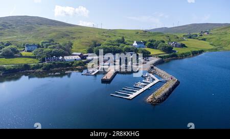 Village of Voe auf dem zentralen Festland der Shetland Isle vor der Nordküste Schottlands. VOE ist die Heimat eines Bäckers, einer Marina und einer Taverne. Stockfoto