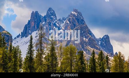 Blick auf den Cadini di Misurina vom See Antorno (Lago d'Antorno), einem kleinen Bergsee in den italienischen Dolomiten. Es befindet sich im Norden von t Stockfoto