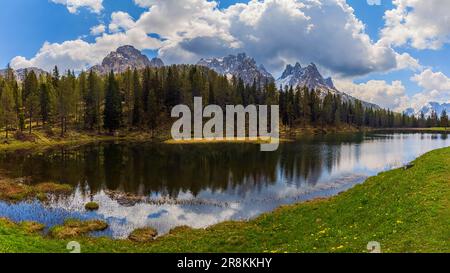 Breiter 16x9-Panoramablick vom Antorno-See (Lago d'Antorno), einem kleinen Bergsee in den italienischen Dolomiten. Es liegt im Norden des Bellu Stockfoto