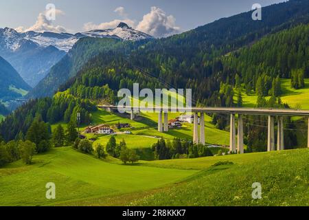 Der Brennerpass, kurz Brenner; (Italienisch: Passo del Brennero) ist ein Bergpass durch die Alpen, der die Grenze zwischen Italien und Österreich bildet. Stockfoto