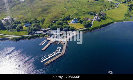 Village of Voe auf dem zentralen Festland der Shetland Isle vor der Nordküste Schottlands. VOE ist die Heimat eines Bäckers, einer Marina und einer Taverne. Stockfoto