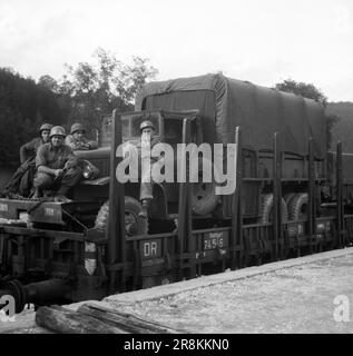 GMC CCKW - Französische Heer / Französische Landstreitkräfte (Armee) / Armée de terre / Truppen Coloniales / Truppen der Marine - GMC CCKW 2½-Ton 6 x 6 Cargo Truck / GMC CKKW Camion Cargo trois essieux moteurs 6 x 6 Stockfoto