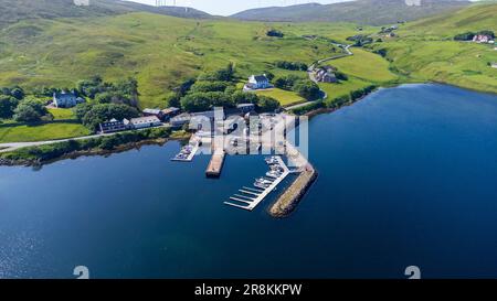 Village of Voe auf dem zentralen Festland der Shetland Isle vor der Nordküste Schottlands. VOE ist die Heimat eines Bäckers, einer Marina und einer Taverne. Stockfoto