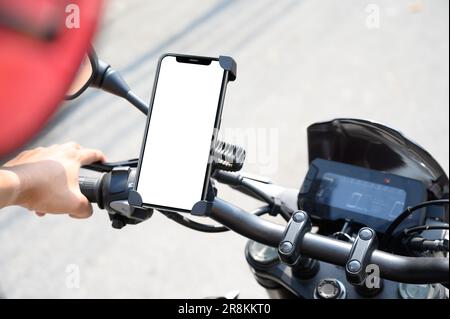 Smartphone-Halterung am Motorradmodell, Motorradfahren mit Kartennavigation für Smartphones, Vorlage für leeren Telefonbildschirm auf weißem Hintergrund w Stockfoto