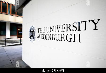 Datei Foto vom 13/05/19 der University of Edinburgh Schild, da die Universität 10-mal so viel Geld für die britische Wirtschaft generiert hat wie die Commonwealth Games 2014, laut Forschung. Stockfoto