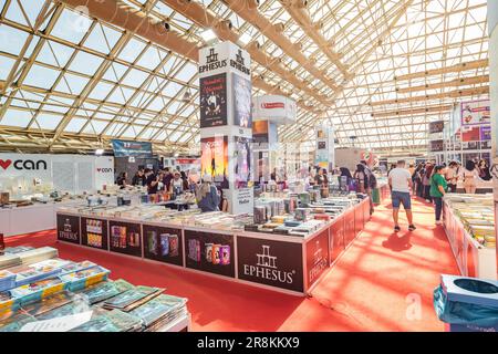 28. Oktober 2022: Antalya, Türkei: Menschen auf der türkischen Buchmesse und dem türkischen Festival. Literaturverkauf und Bildungskonzept Stockfoto