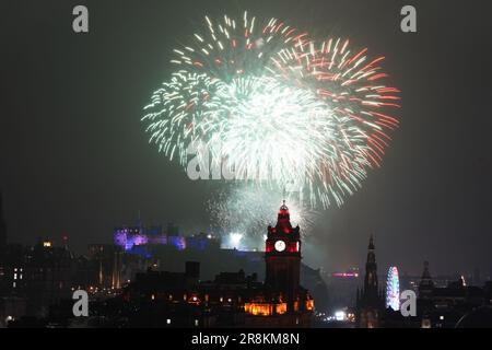 Aktenfoto vom 01. September 01/23 von Feuerwerkskörpern, die über Edinburgh Castle explodieren, da die Räte die Verwendung von Feuerwerkskörpern in ausgewiesenen Bereichen mit Inkrafttreten eines neuen Gesetzes verbieten können. Stockfoto