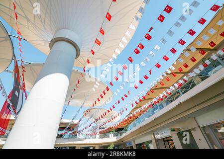 29. Oktober 2022: Antalya, Türkei: Einkaufszentrum Erasta mit türkischen Flaggen zur Feiertagsfeier Stockfoto