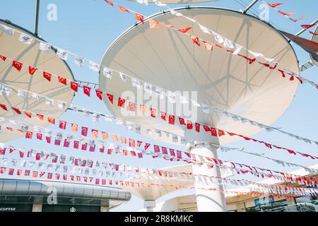 29. Oktober 2022: Antalya, Türkei: Einkaufszentrum Erasta mit türkischen Flaggen zur Feiertagsfeier Stockfoto