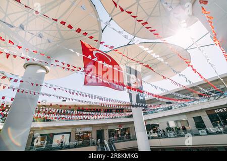 29. Oktober 2022: Antalya, Türkei: Einkaufszentrum Erasta mit türkischen Flaggen zur Feiertagsfeier Stockfoto