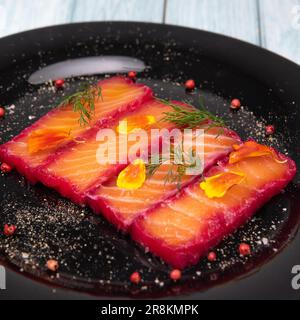 Rezept für Gravlax-Lachs mariniert mit Rüben und Avocado-Mayonnaise-Sauce Stockfoto