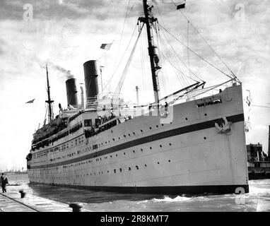 NUR SCHWARZWEISS Datei Foto vom 28. März 03/54 des HMT Empire Windrush, Anleger in Southampton. Pläne, den Anker aus dem gesunkenen Schiff zu holen, wurden am 75. Jahrestag der Ankunft des Schiffes in Tilbury enthüllt, das Menschen aus der Karibik mitbrachte, die Großbritanniens Forderung nachkamen, zur Überbrückung des arbeitskräftemangels nach dem Krieg beizutragen. BAusgabedatum: Donnerstag, 22. Juni 2023. Stockfoto